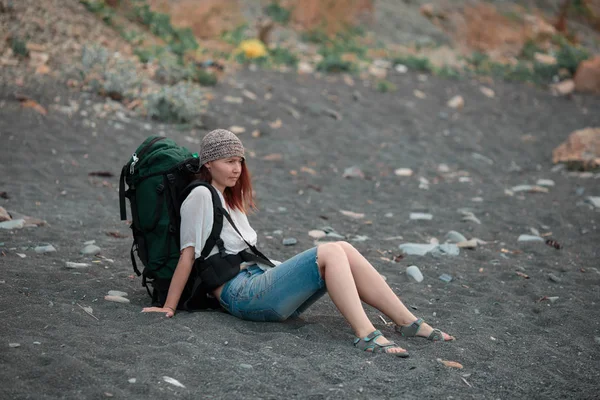 La ragazza viaggia in bei posti sulla costa del mare . — Foto Stock