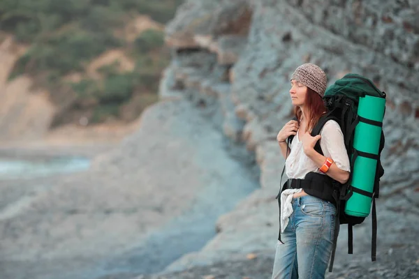 少女は海の海岸に美しい場所に移動します。. — ストック写真