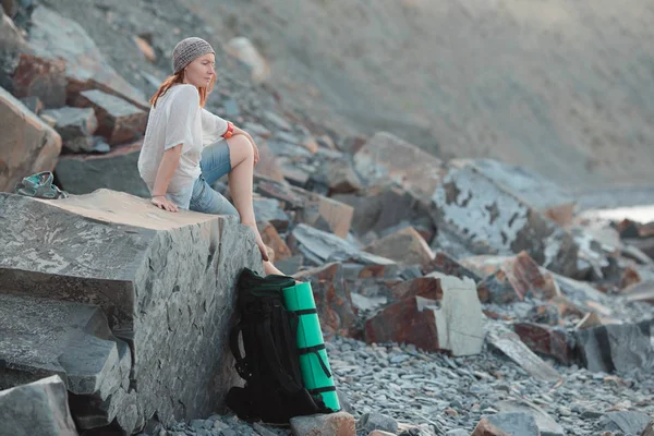 La ragazza viaggia in bei posti sulla costa del mare . — Foto Stock