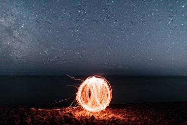 Bir Samanyolu ile yıldızlı gökyüzü güzel sahne. Gece gökyüzü arka plan denizin üzerinde.