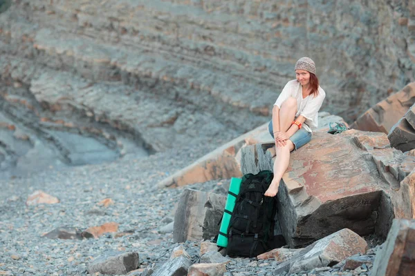 La ragazza viaggia in bei posti sulla costa del mare . — Foto Stock