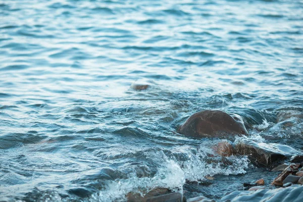 일몰에 돌 해변입니다. 해 바다 파도. — 스톡 사진