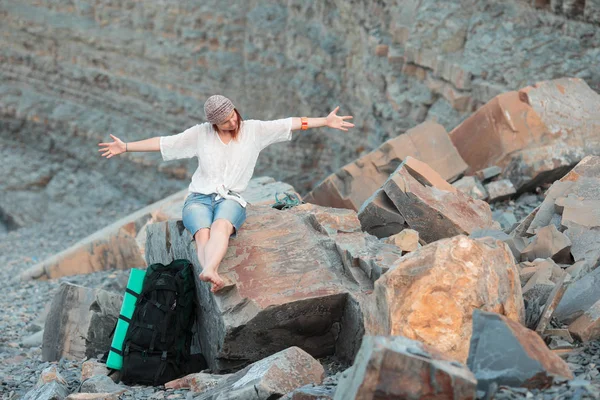 La ragazza viaggia in bei posti sulla costa del mare . — Foto Stock