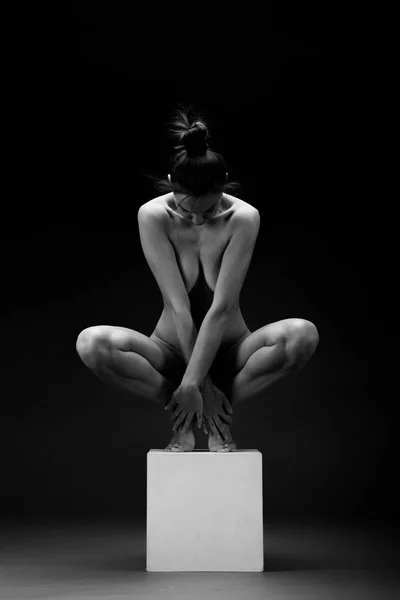 Çıplak kadın. Yoga yaparken çıplak kız. Jimnastik egzersizleri. Kadın bir vücut güzelliği. — Stok fotoğraf