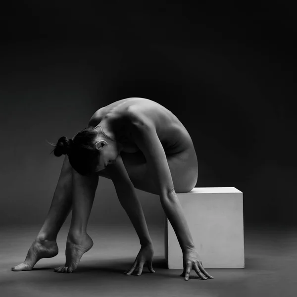 Naked woman. Nude girl doing yoga. Gymnastic exercises. Female beauty of a body. — Stock Photo, Image