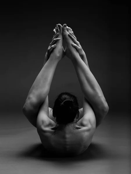 Naked woman. Nude girl doing yoga. Gymnastic exercises. Female beauty of a body. — Stock Photo, Image