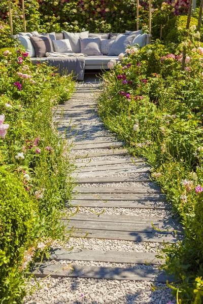 Caminho do jardim que conduz à área de estar — Fotografia de Stock