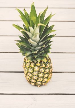 Ahşap üzerine bir ananas