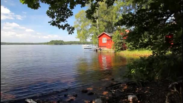 Cabaña lago rojo — Vídeo de stock