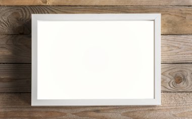 Ahşap arka plan üzerinde beyaz bir çerçeve