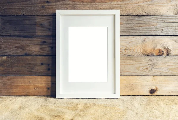 Quadro branco e fundo de madeira — Fotografia de Stock