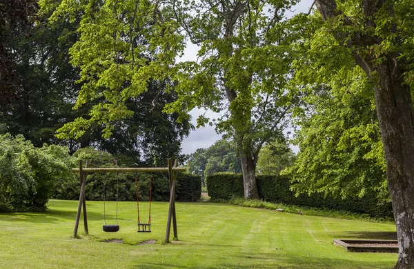 Swingset w parku — Zdjęcie stockowe