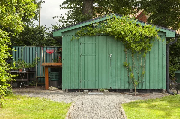 緑の庭の小屋 — ストック写真