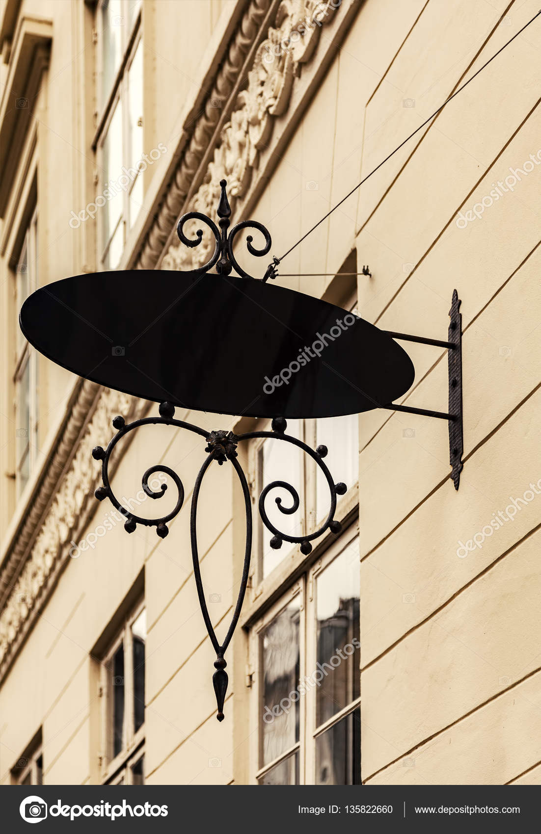 Verziertes Ladenschild Stockfoto C Feferoni