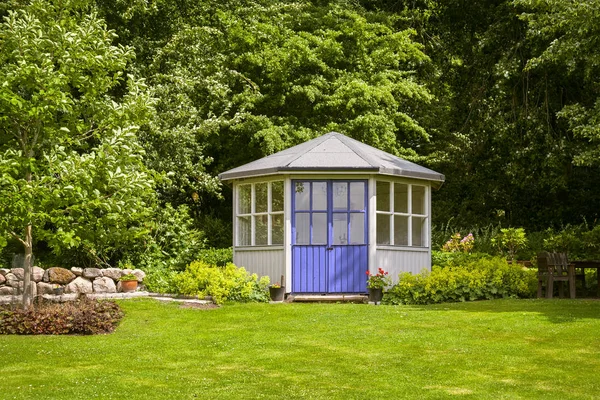 Jardín gazebo casa — Foto de Stock