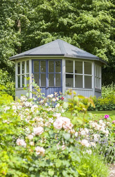 Jardim romântico gazebo — Fotografia de Stock