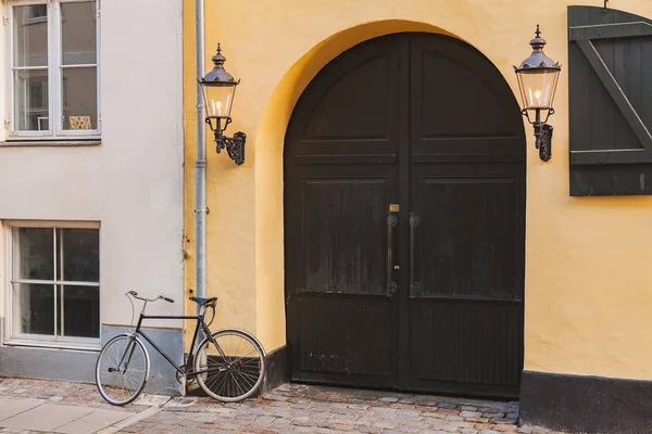 Puerta vieja y bicicleta — Foto de Stock