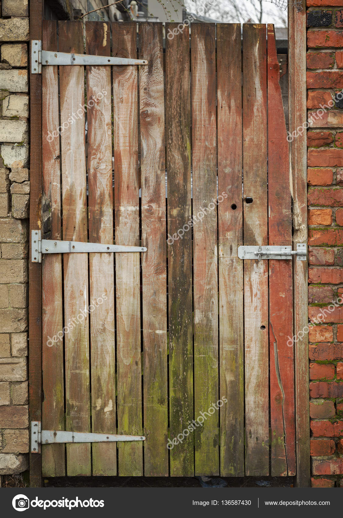 Verwittertes Gartentor — Stockfoto © feferoni #136587430