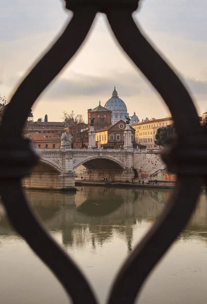 Nehir cityscape Roma İtalya — Stok fotoğraf