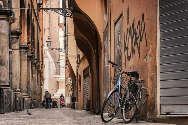 Bicicleta contra parede — Fotografia de Stock