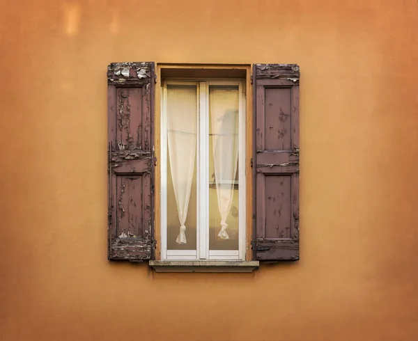 Традиционное окно с жалюзи — стоковое фото