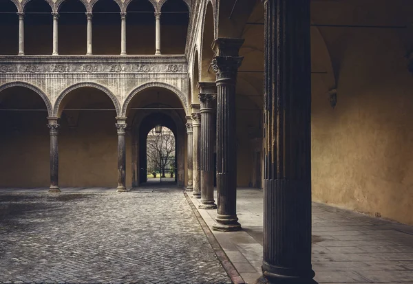 Внутрішній дворик місто Болонья — стокове фото