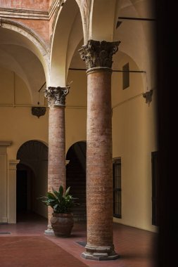Uzun boylu avlu sütunlar