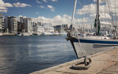 Yelkenli yat limanında demirli