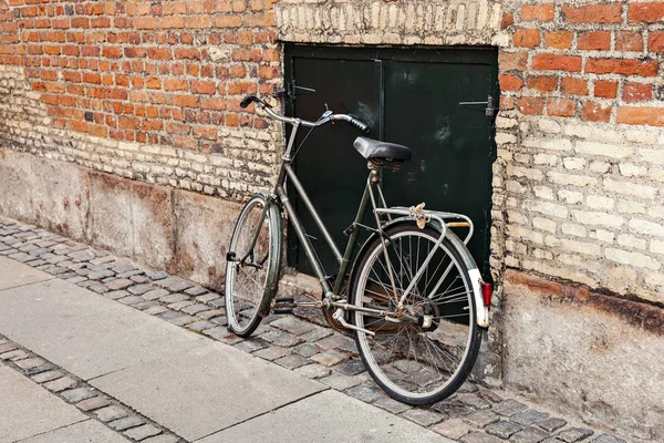 Bicicleta por pared de ladrillo —  Fotos de Stock