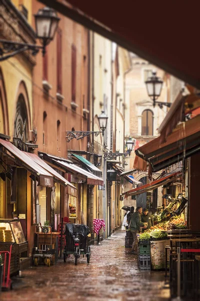 Yağmurlu gün semt pazarı