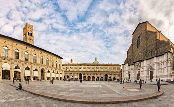 Piazza Maggiore geziniyor insanlar — Stok fotoğraf