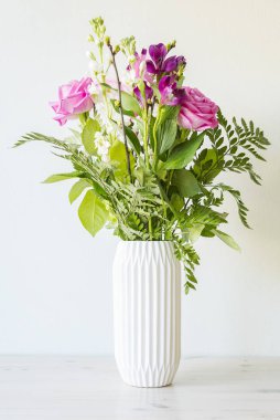 Beyaz vazoda çiçek buketi