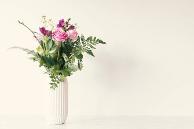 Vazoda çiçek buketi