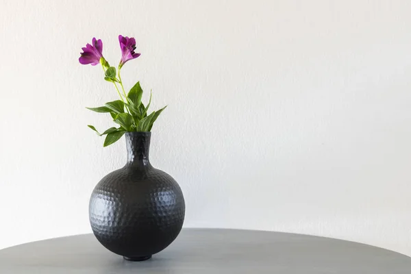 Fleurs délicates dans un vase rond — Photo