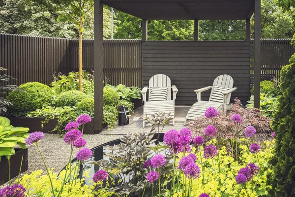 Jardin paysager avec terrasse — Photo