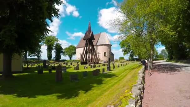 Średniowieczny kościół w Szwecji Klackeberga — Wideo stockowe