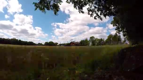 Casa de campo en campo time lapse — Vídeo de stock