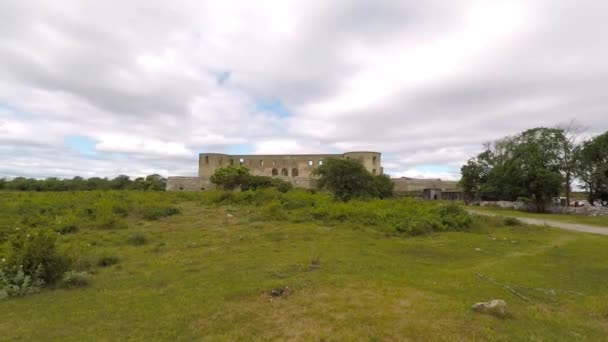 Ruiny zamku Borgholm poza — Wideo stockowe