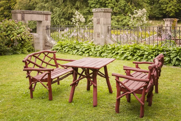 Mobili da giardino in legno — Foto Stock