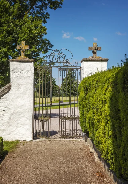 Sierlijke roestig poort — Stockfoto