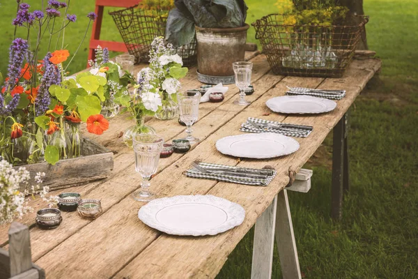 Stůl zahradní slavnost — Stock fotografie