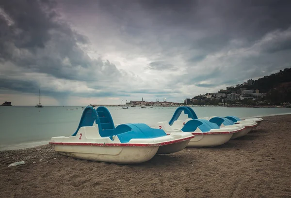 Budva strand trampbåtar — Stockfoto