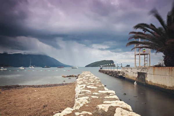 Budva strand brygga — Stockfoto