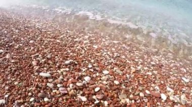 Kırmızı çakıl plajı