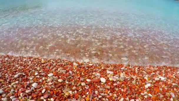 Kırmızı çakıl taşları üzerinde temiz su — Stok video