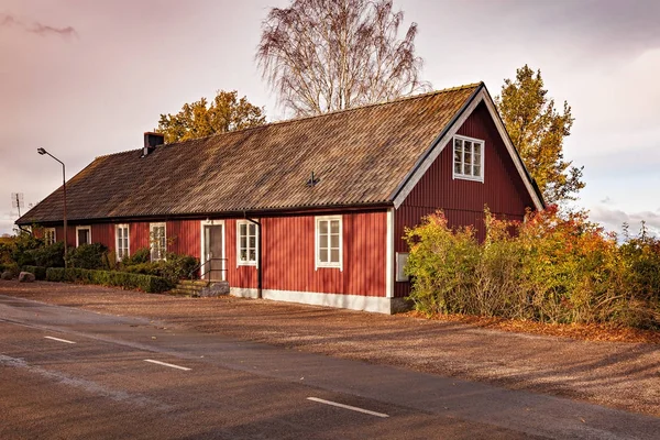 Червоний сільський будинок — стокове фото