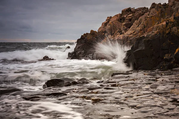 Olas de playa tormentosas — Foto de Stock