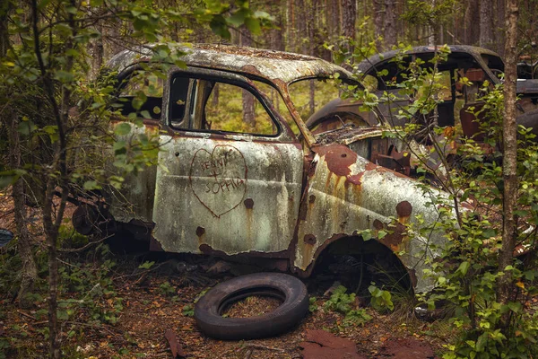 녹슨 버려진된 자동차 — 스톡 사진