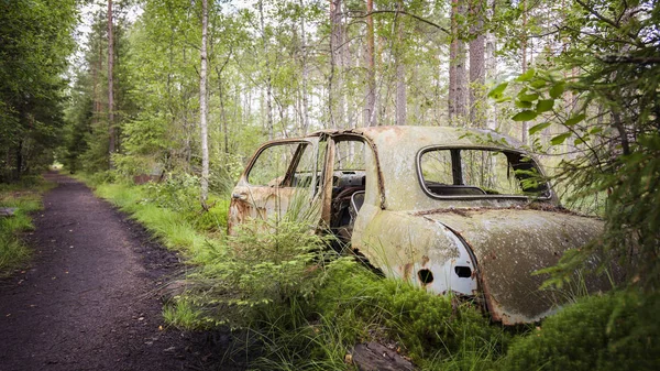 버려진 낡은 차 — 스톡 사진