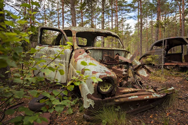 Rusty coche abandonado en el bosque — Foto de Stock